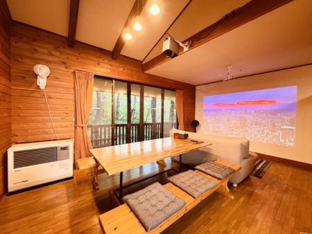 プロジェクターがあり大画面で映画鑑賞も