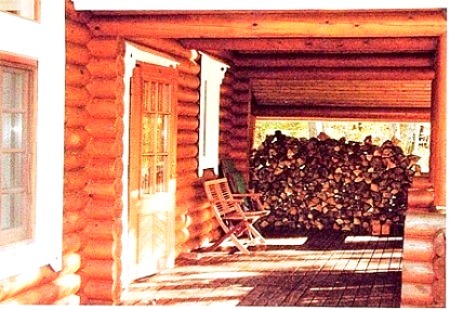 木漏れ日のウッドデッキ　