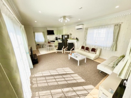 32畳の広々リビング床にはやさしい無垢檜