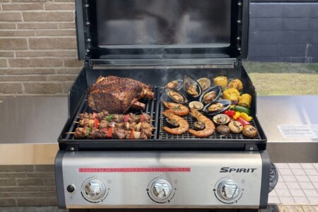 大型グリルで本格BBQ料理を