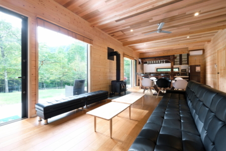 緑の中のリビング