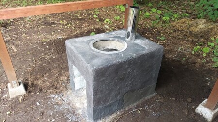 かまど。羽釜でごはんが炊けます