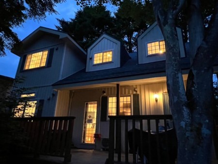 可愛らしい窓の外観