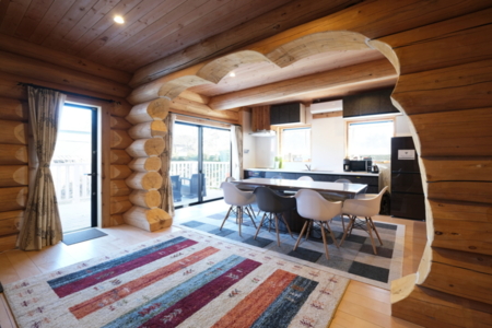 ハンドカットが印象的なリビング