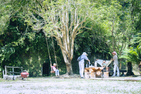 庭にはブランコ（お子様用）やウッドデッキ