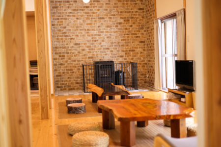 リビングは天井が高く開放感があります