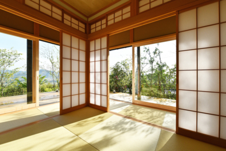 開放的な和室には縁側とウッドデッキを併設
