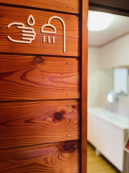 お風呂は大きなL字出窓で木々に囲まれ入浴