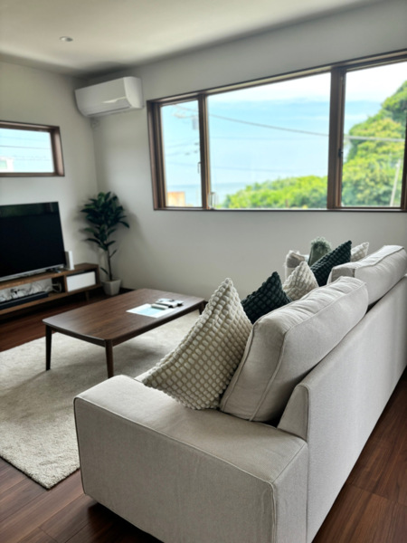 2階の大きな窓から海を眺められます