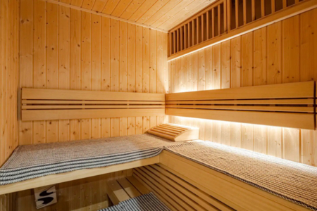 ロウリュも楽しめるサウナ（左側にテレビ有