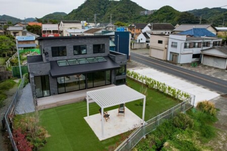 お散歩帰り砂を落とせる外シャワー完備