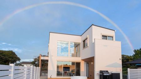 大型窓が特徴的な白い建物