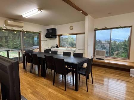 15人でテーブルを囲える広いリビング！