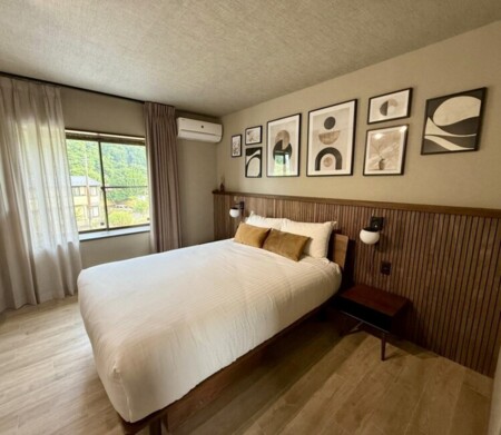 モダンで落ち着くダブルサイズベッド寝室